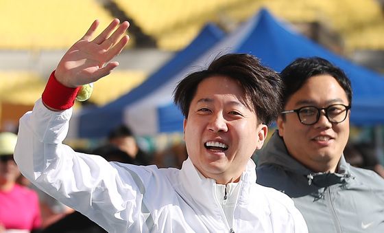 힘차게 출발하는 이준석