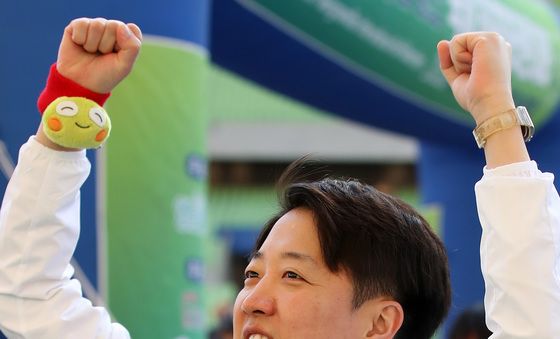 마라톤 참가자 응원하는 이준석