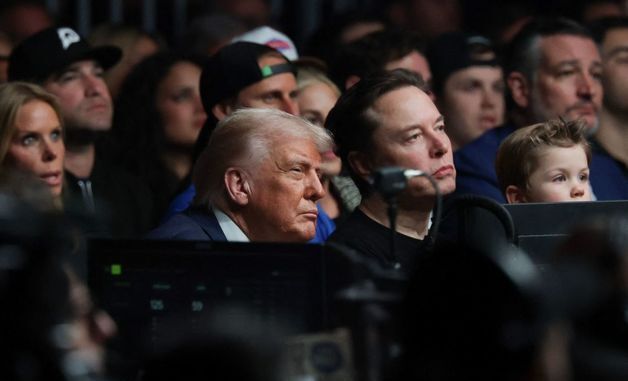 [포토] 머스크 CEO 부자와 UFC 경기 관전하는 트럼프