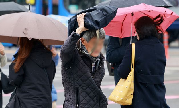 비바람에 더 쌀쌀한 날씨