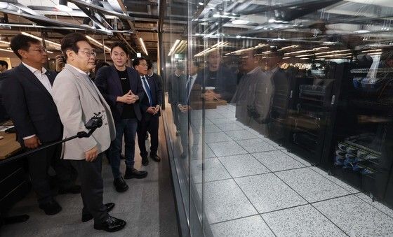 서버 관련 설명 듣는 이재명