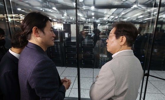 서버 관련 설명 듣는 이재명 예비후보