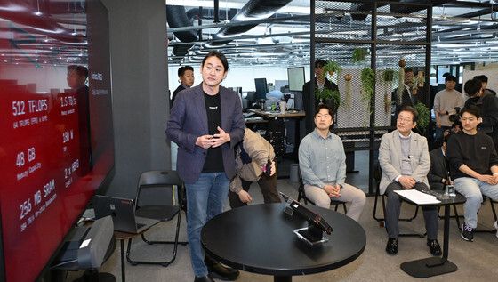 기술소개 듣는 이재명