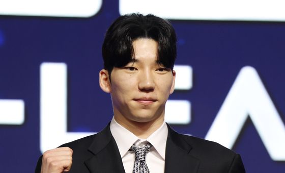 기념촬영하는 MVP 허수봉