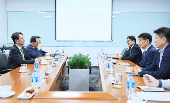 안덕근 산업부 장관, 하노이 삼성전자 R&D센터 방문