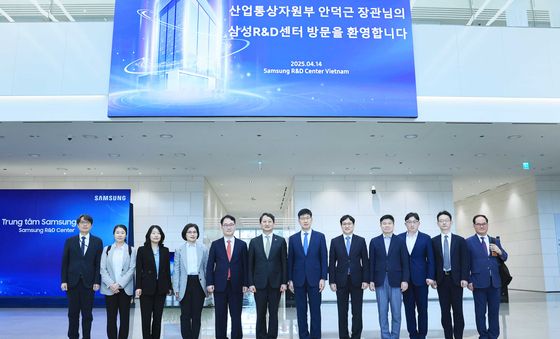 안덕근 산업부 장관, 베트남 하노이 삼성전자 R&D센터 방문