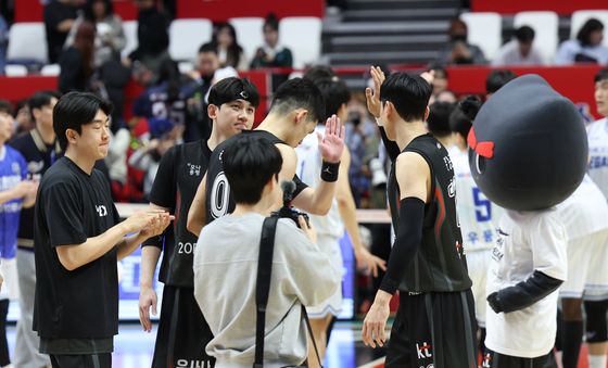 플레이오프 2차전 승리한 KT 선수들