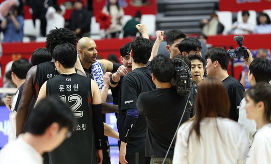 플레이오프 2차전 승리한 KT 선수들