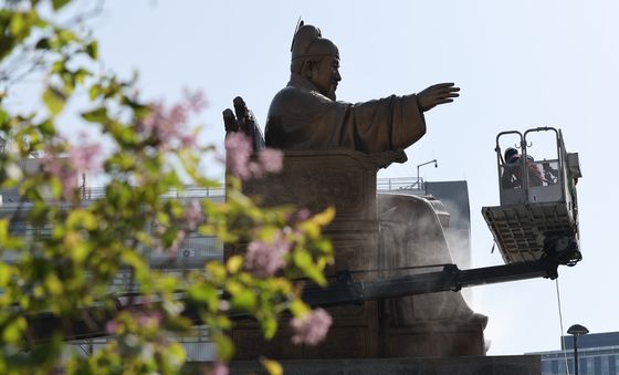 봄꽃과 세종대왕 동상 세척