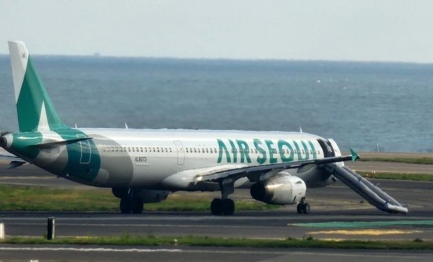 활주로 이동 항공기 승객이 비상구 열어 '결항'