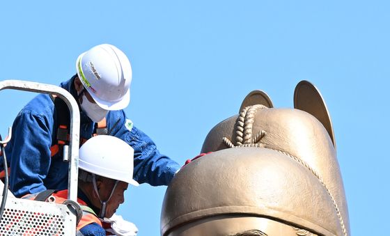 '세종대왕 용안 닦겠습니다'