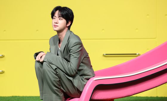 방탄소년단 진, 미끄럼틀에 앉은 귀요미