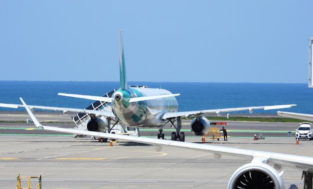 '비상구 개방' 뜨지 못한 에어서울 항공기