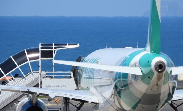 열려버린 비상구…뜨지 못한 에어서울 항공기