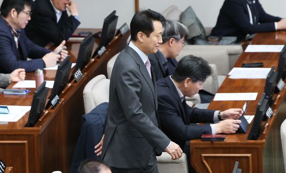 서울시의회 본회의 참석하는 오세훈 시장
