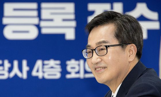 미소 보이는 김동연