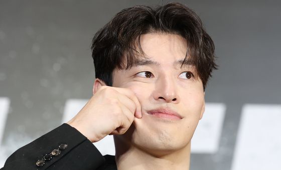 강하늘 '찹쌀떡 피스' 포즈?