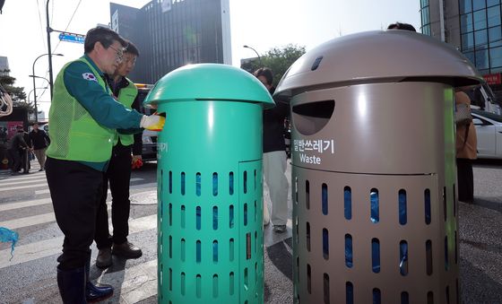 새 디자인 쓰레기통 살펴보는 김길성 중구청장