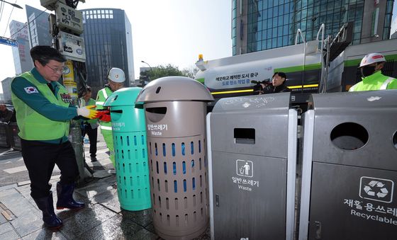 새 디자인 쓰레기통 배치된 명동