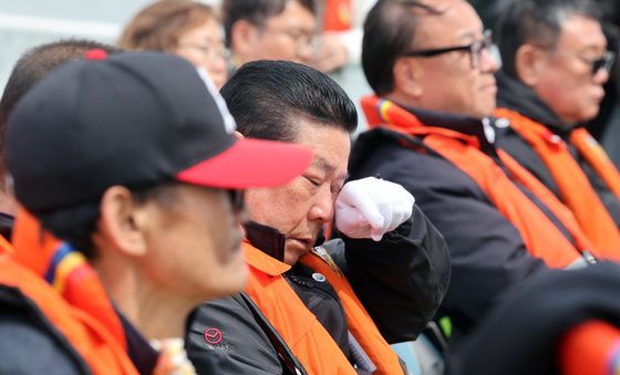 눈물 흘리는 향매 아빠