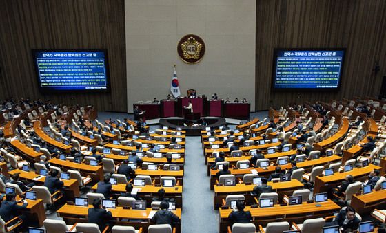 백혜련 의원 '한덕수 국무총리 탄핵심판 선고문 자료 들고'