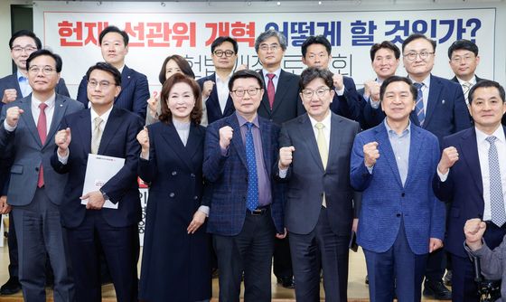 기념 촬영하는 권성동 원내대표