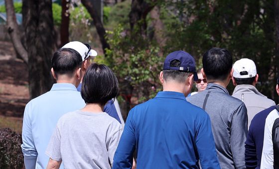 외투는 들고, 두르고