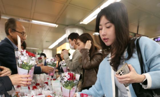 출근길 응원하는 봄꽃 나눔