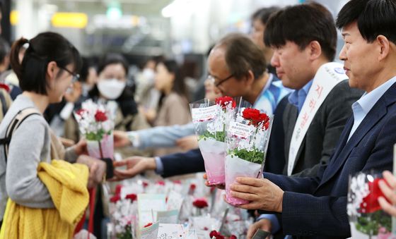서울교통공사, 출근길 꽃 화분 1000개 무료 나눔