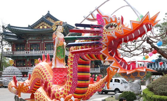 연등축제 앞두고 장엄등 점검하는 사찰 관계자들