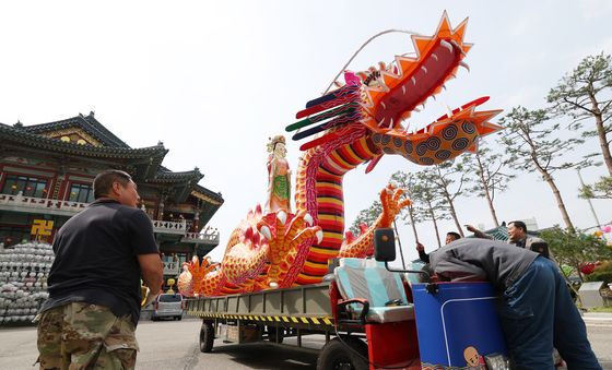 연등축제 앞두고 장엄등 점검하는 사찰 관계자들