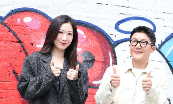 포즈 취하는 김지원 대표와 조세호