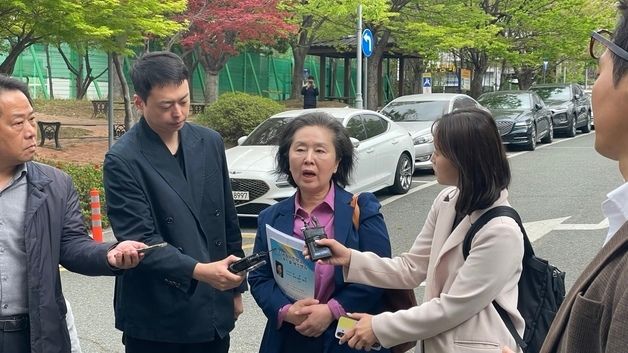 취재진 질문에 답하는 김영선 전 의원