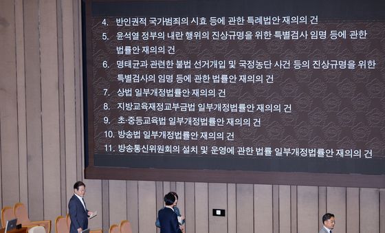 투표함 향하는 이재명