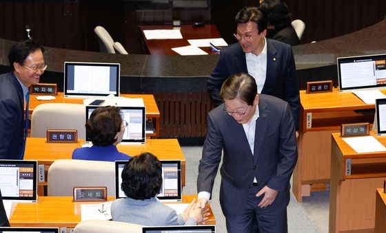 인사하는 이재명 전 대표