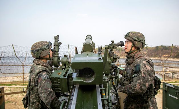 야간 해상사격 훈련 준비하는 육군