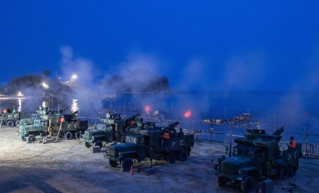 야간 해상사격 훈련, K105A1차륜형자주포 포탄 발사