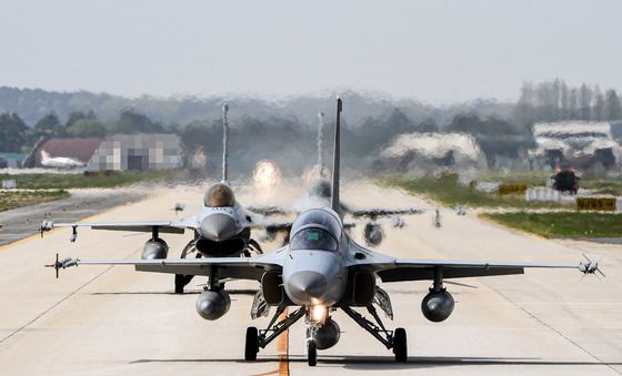 지상활주 중인 KF-16 편대