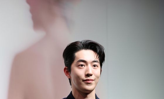 남주혁, 부드러운 손 인사