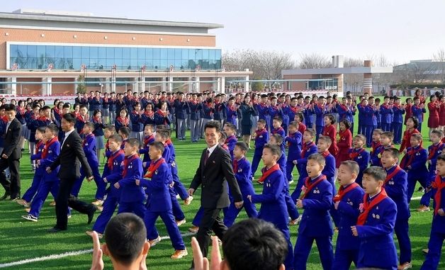 노동신문 "신학기 시작…전국 학생들 새 교복과 신발 착용하고 등교"