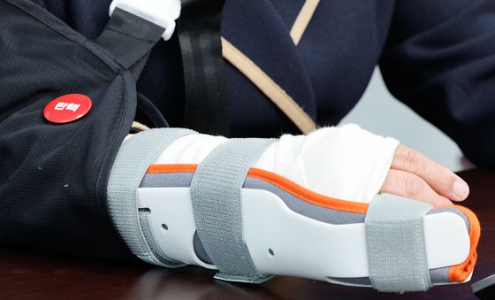 깁스에도 '탄핵' 뱃지