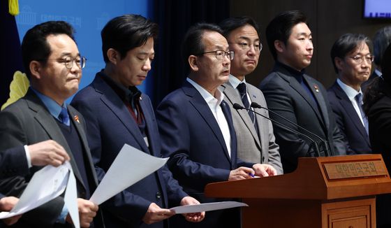 MBK·홈플러스 사태 해결 촉구하는 野 정무위원들