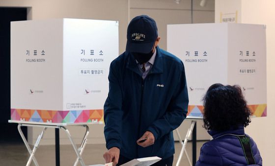 구로구청장 보궐선거 투표하는 유권자