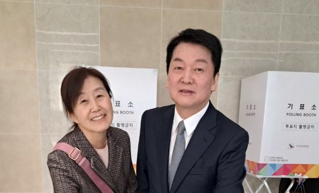 부인 김미경 교수와 투표하는 안철수 의원
