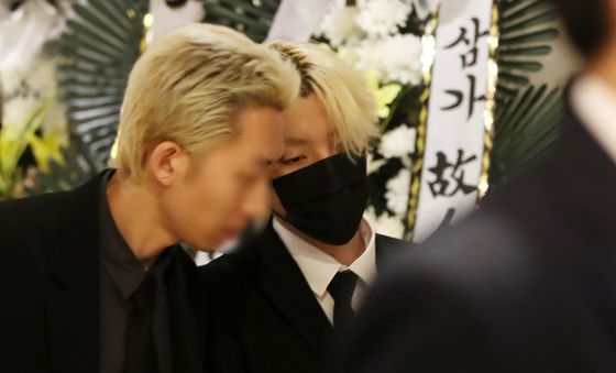 슬픔에 빠진 노엘