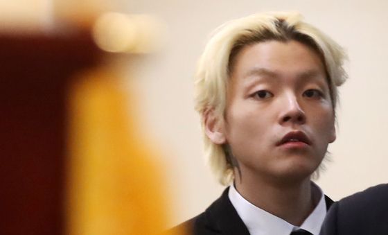 아버지 빈소 지키는 아들 노엘