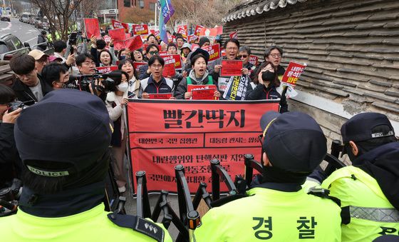 행진 막힌 대통령 관저 앞 도로