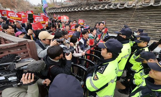 가로 막힌 대통령 관저 앞 행진