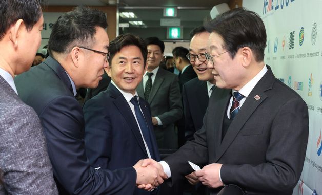 인사하는 이재명 대표