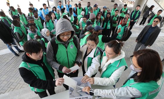 "우리도 조금씩 모았어요"